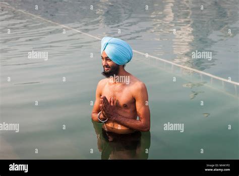 India Shrine Sikh Man Bathing Pool Hi Res Stock Photography And Images