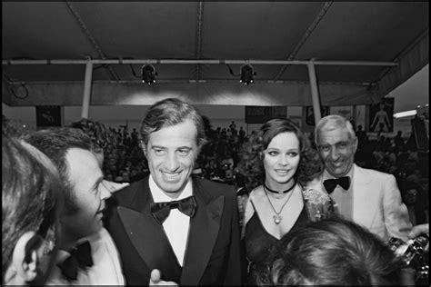 Photo Charles Gérard et Jean Paul Belmondo avec Laura Antonelli au