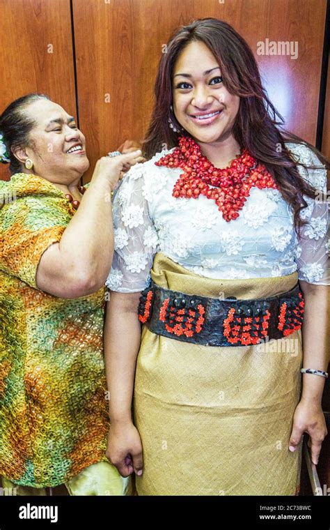 Tongan traditional dress hi-res stock photography and images - Alamy