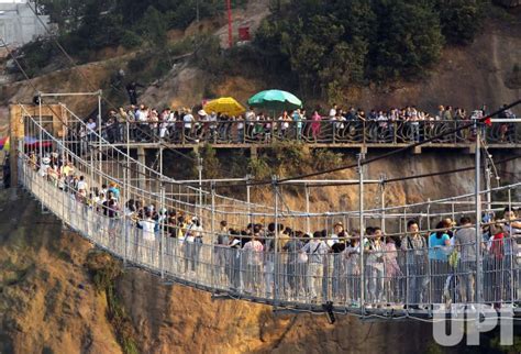 Photo: Glass bridge opens in Hunan - PEK2015102418 - UPI.com