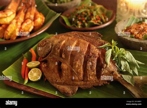 Ikan bawal goreng hi-res stock photography and images - Alamy