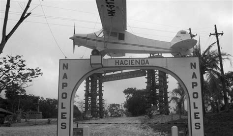 Desmontan Avioneta De Pablo Escobar De La Fachada De La Hacienda