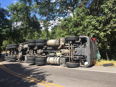 CARRETA TOMBA E TRÂNSITO FICA EM MEIA PISTA NA BR 354 ENTRE CAXAMBU E