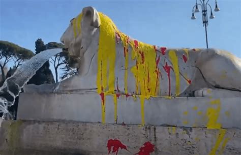 Roma Eco Vandali Imbrattano La Fontana Dei Leoni Video