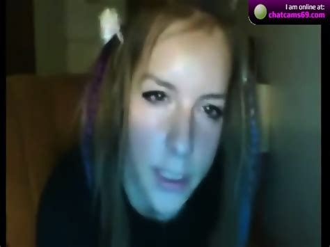 Girl Shows Off Her Ass On Cam