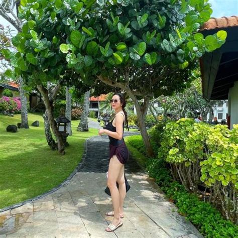 Aura Kasih Tampil Super Seksi Pakai Swimsuit Hitam Netizen Hot Mom