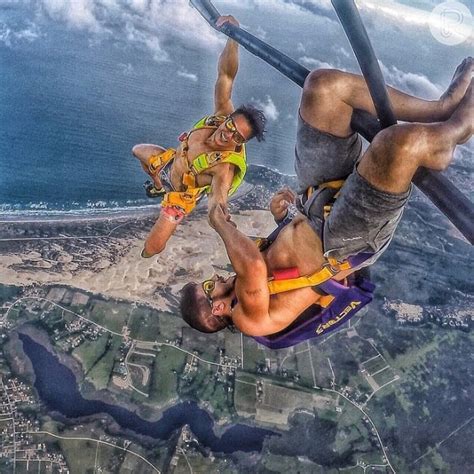 Foto Caio Castro posta foto ousada pendurado de cabeça para baixo no