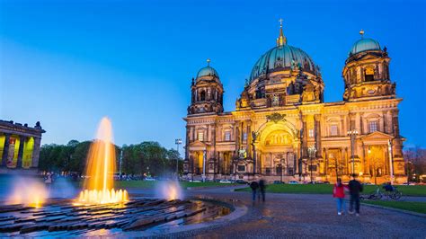 Basilica Incidental People Evening Museum Island Travel City