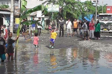 Kesal Jalan Rusak Tak Kunjung Diperbaiki Warga Tanam Pohon Pisang