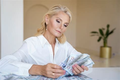 Premium Photo Portrait Of Middle Aged Blonde Rich Woman With Cash Money
