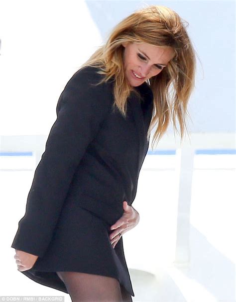 Julia Roberts Goes Pantless As She Showcases Her Figure Daily Mail Online