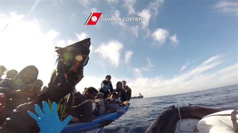 I Soccorsi Ai Migranti Nel Mediterraneo Filmati Dalla Guardia Costiera