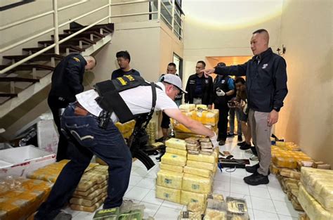 Bangkok Post Drugs Guns Seized In Raid On Gang Storehouse In Pathum