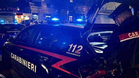 Controlli Dei Carabinieri Presso Le Fermate Metro 120 Persone