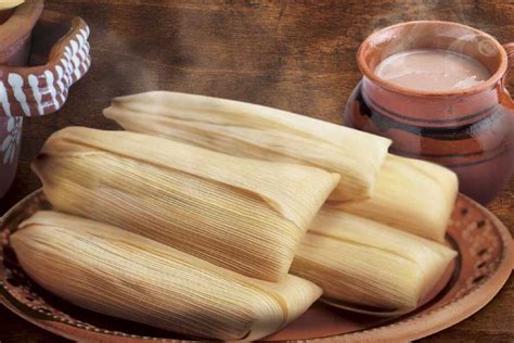 Cómo se deben preparar las hojas de plátano y maíz para los tamales