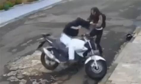 Brasil Mujer Se Enfrentó A Golpes Con Delincuente Y Evitó Robo De Su Motocicleta América Noticias