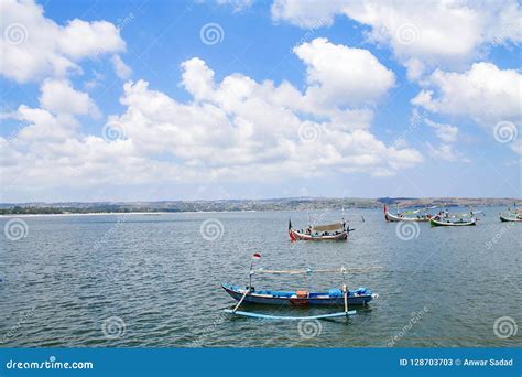 Barco De Pesca En La Playa De Jimbaran Bali Indonesia Imagen De