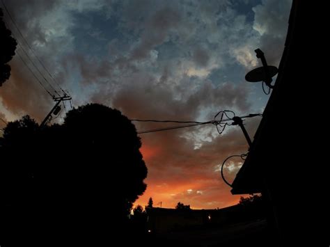 Vista de bajo ángulo de la silueta del edificio contra el cielo nublado