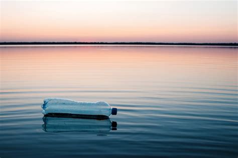 Concepto De Contaminación Creativo Una Botella De Plástico Flotando