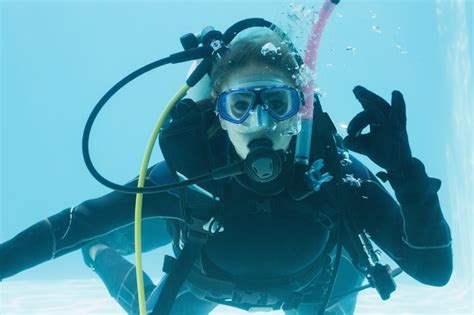 Mulher No Treinamento De Mergulho Submersa Na Piscina Fazendo Sinal Ok