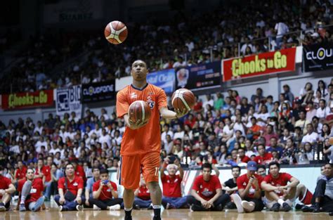 Chris Newsome performs juggle act to win PBA Dunk Contest