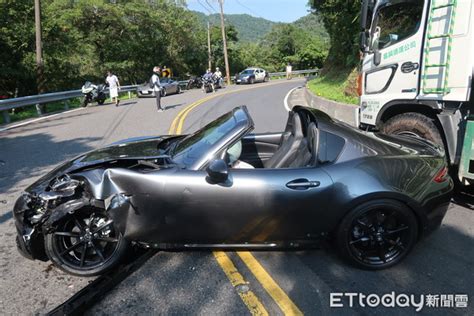 百萬敞篷跑車北宜過彎跨雙黃線 撞飛紅牌重機騎士2人送醫 Ettoday社會新聞 Ettoday新聞雲