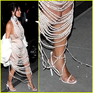 Kim Kardashian Had A Met Gala Wardrobe Malfunction Pearl Dress Bro