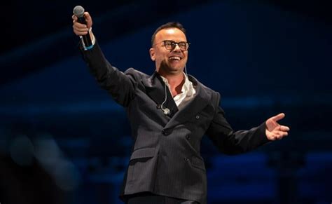 Gigi D Alessio Annuncia Concerti In Piazza Carlo Di Borbone Nella