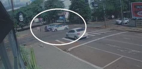 C Mera Registra Momento Em Que Carro Quase Capota Em Acidente Na Rua