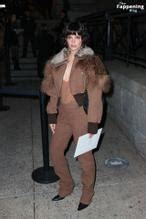 Emily Ratajkowski Sexy Flashes Her Hot Tits While Attending To Marc Jacobs Fashion Show In New