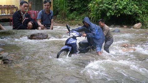 Cống Nậm Biếu T14 Ngày mưa dân đón tận lán vào bản tắm lá thuốc