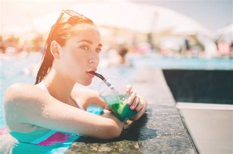 Menina Morena Cocktails Relaxantes Na Piscina Mulher De Biqu Ni