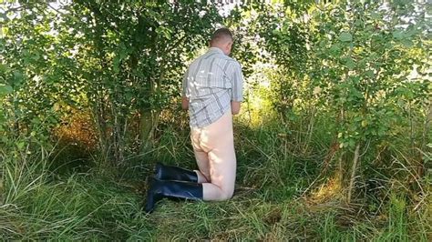 穿着橡胶靴的农民用农场泥土盖住他的鸡巴然后手淫 Pornhub Gay