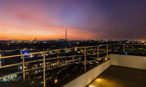 Lexica Foto von einem luxuriösen Penthouse mit raumhohen Fenstern