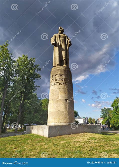 Monumento a Ivan Susanin En La Plaza Susanin En Kostroma Rusia Foto ...