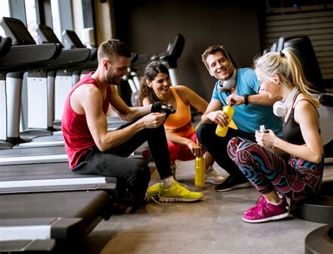 Amigos No Sportswear Conversando E Rindo Juntos Enquanto Est Sentado