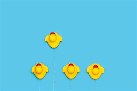 Patos de juguete de goma amarillo sobre azul con líneas blancas