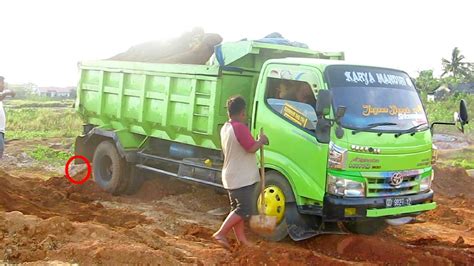 Dump Truk Mobil Pengangkut Tanah Jomplangin Muatan Di Penimbunan