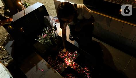 Tradisi Ziarah Makam Warga Keturunan Portugis Di Gereja Tugu Foto