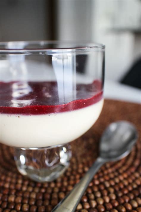 Pannacotta með hindberjasýrópi Ljúfmeti og lekkerheit Ethnic