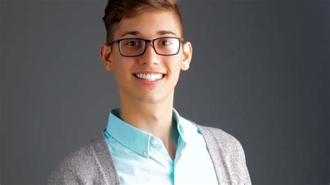 Rejeté par ses parents un étudiant gay récolte dollars pour financer ses études Le