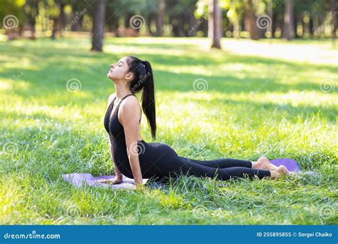 Jeune Femme Enceinte Pratiquant Le Yoga Faisant Urdhva Mukha Svanasana