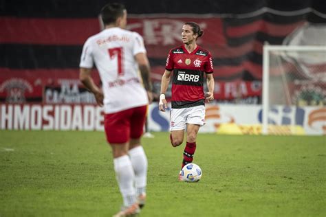 Flamengo sofre gol no último lance do jogo e perde sua primeira partida