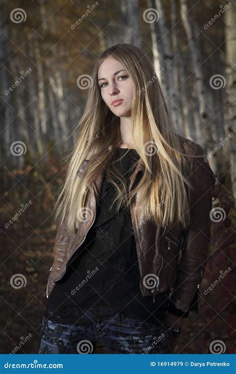 Portret Van Het Blonde Meisje Stock Afbeelding Image Of Alleen Schoonheid