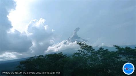 Gunung Semeru Erupsi Lontarkan Abu Setinggi Meter Pos Aceh