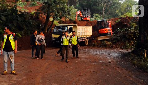 Longsor Akibat Gempa Tutup Jalan Utama Cipanas Cianjur Foto