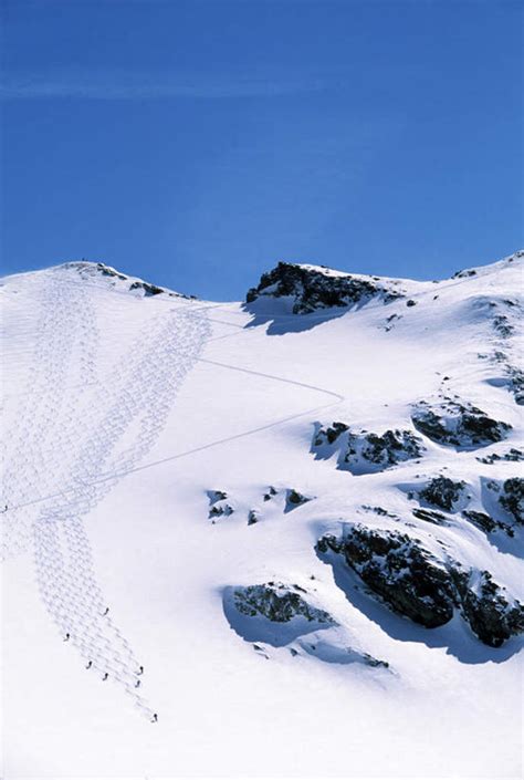 无人竖图室外白天仰视旅游度假石头美景山雪雪山大雪奥地利欧洲阴影光线石子影子冰积雪景观山峰雪景