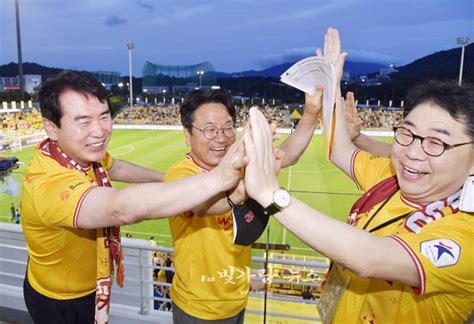 강기정 광주시장 “광주fc 홈경기 참관 시축” 광주fc 10 승리