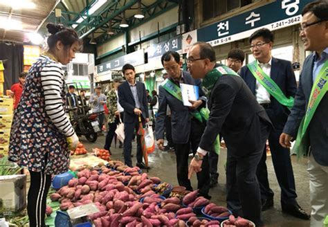 윤종진 행정부지사 전통시장에서 장 보고상인들과 소통 일요신문