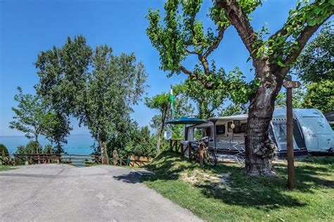 Camping Am Gardasee Mit Zelten Caravan Wohnmobil Und Wohnwagen In